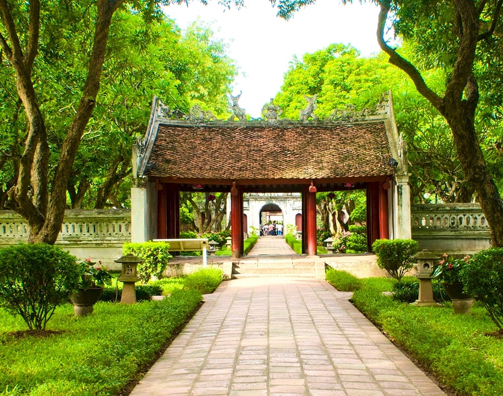 The Great Middle Gate (Dai Trung Mon) serves as the main entrance to the Temple of Literature, symbolizing the path to knowledge and wisdom (Source: Internet)
